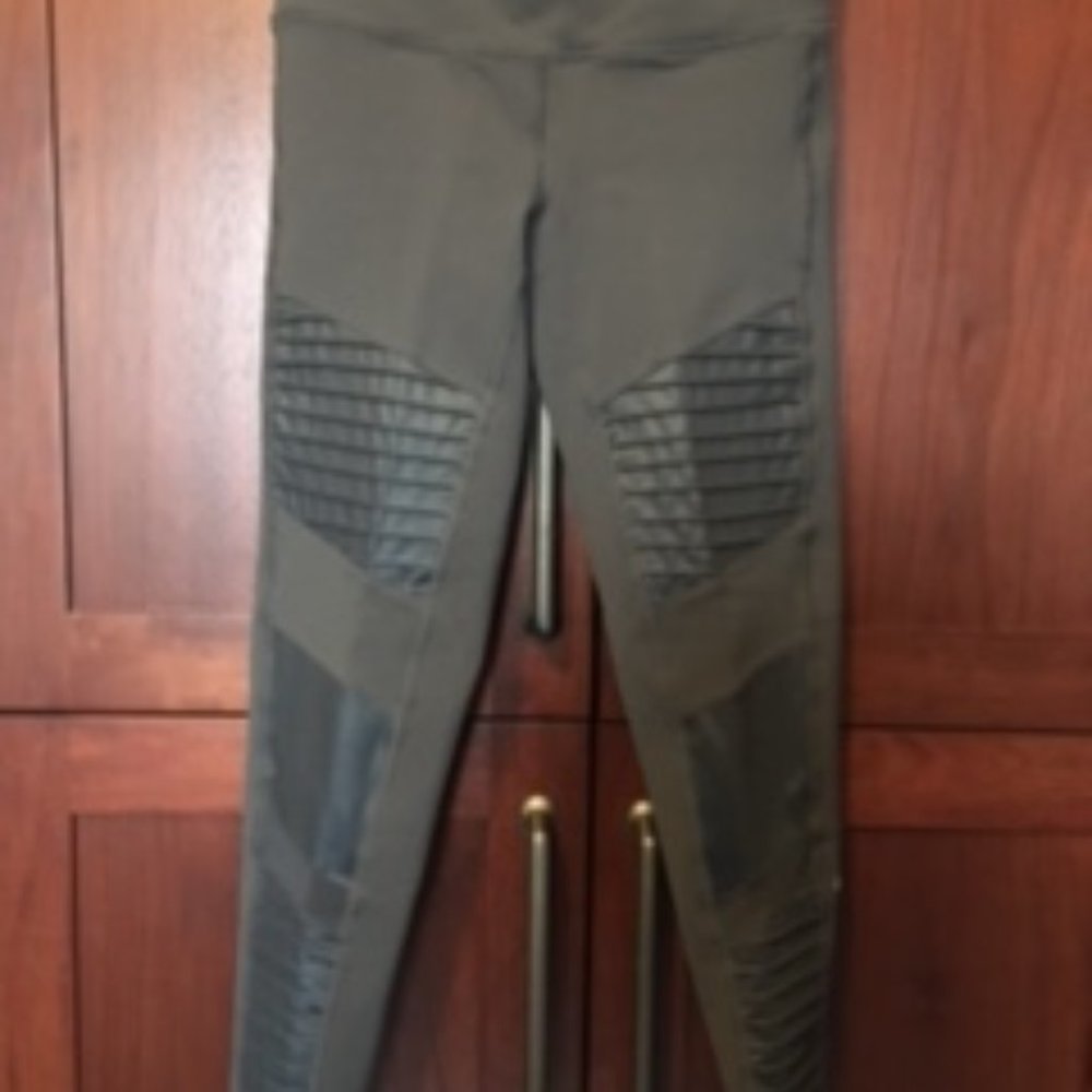 Alo Yoga Moto Legging